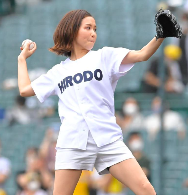 ファーストピッチセレモニーで投球するヒロド歩美